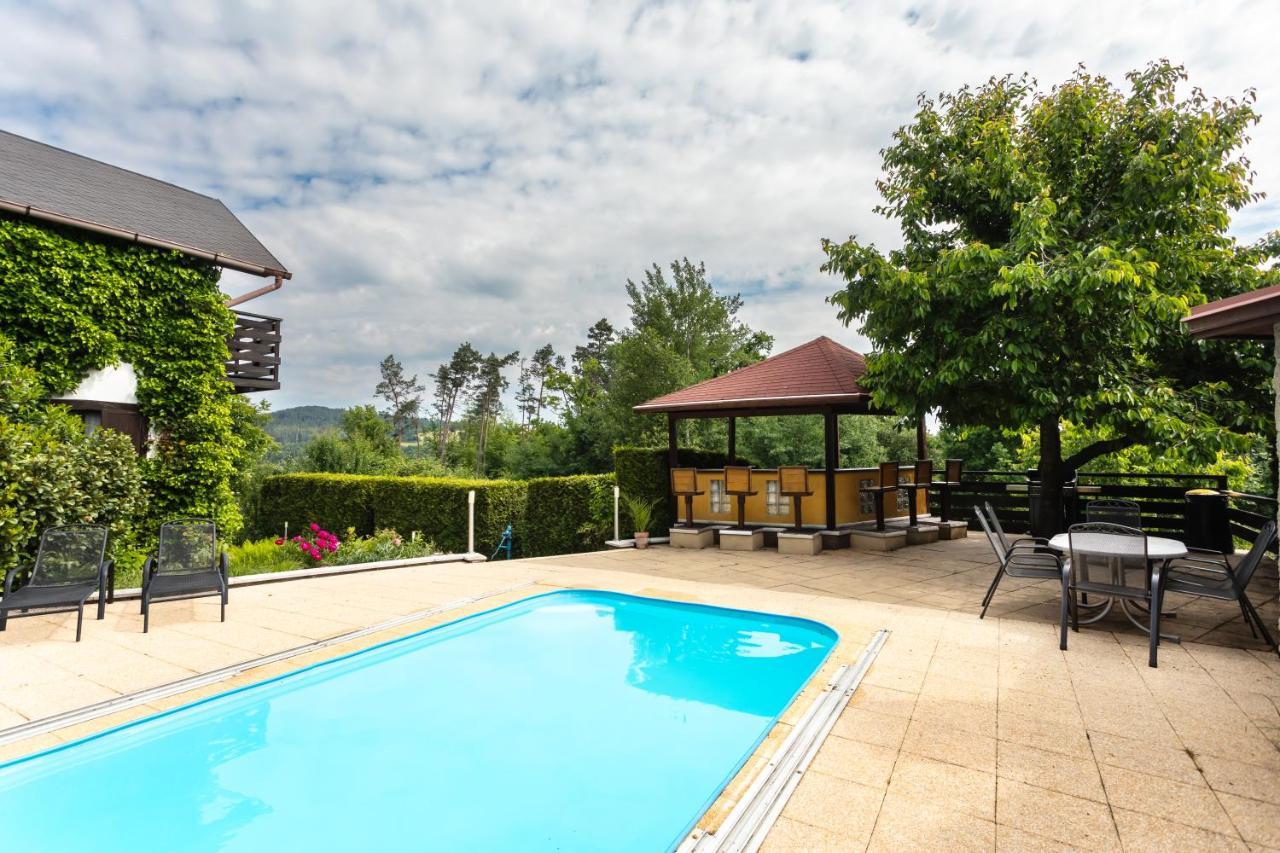 Private Summer House With Swimming Pool, Beach Bar And Pit For Football And Volleyball Hvezdonice Екстериор снимка