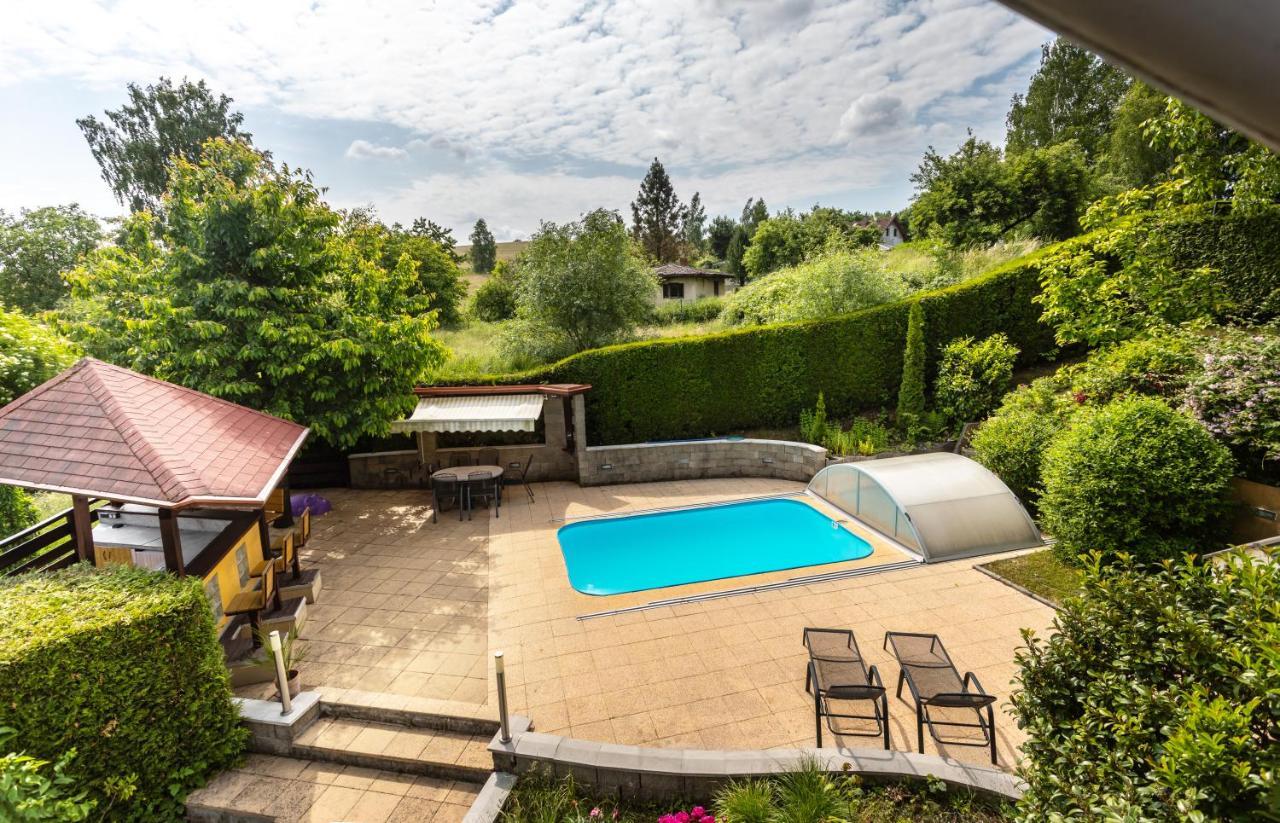 Private Summer House With Swimming Pool, Beach Bar And Pit For Football And Volleyball Hvezdonice Екстериор снимка