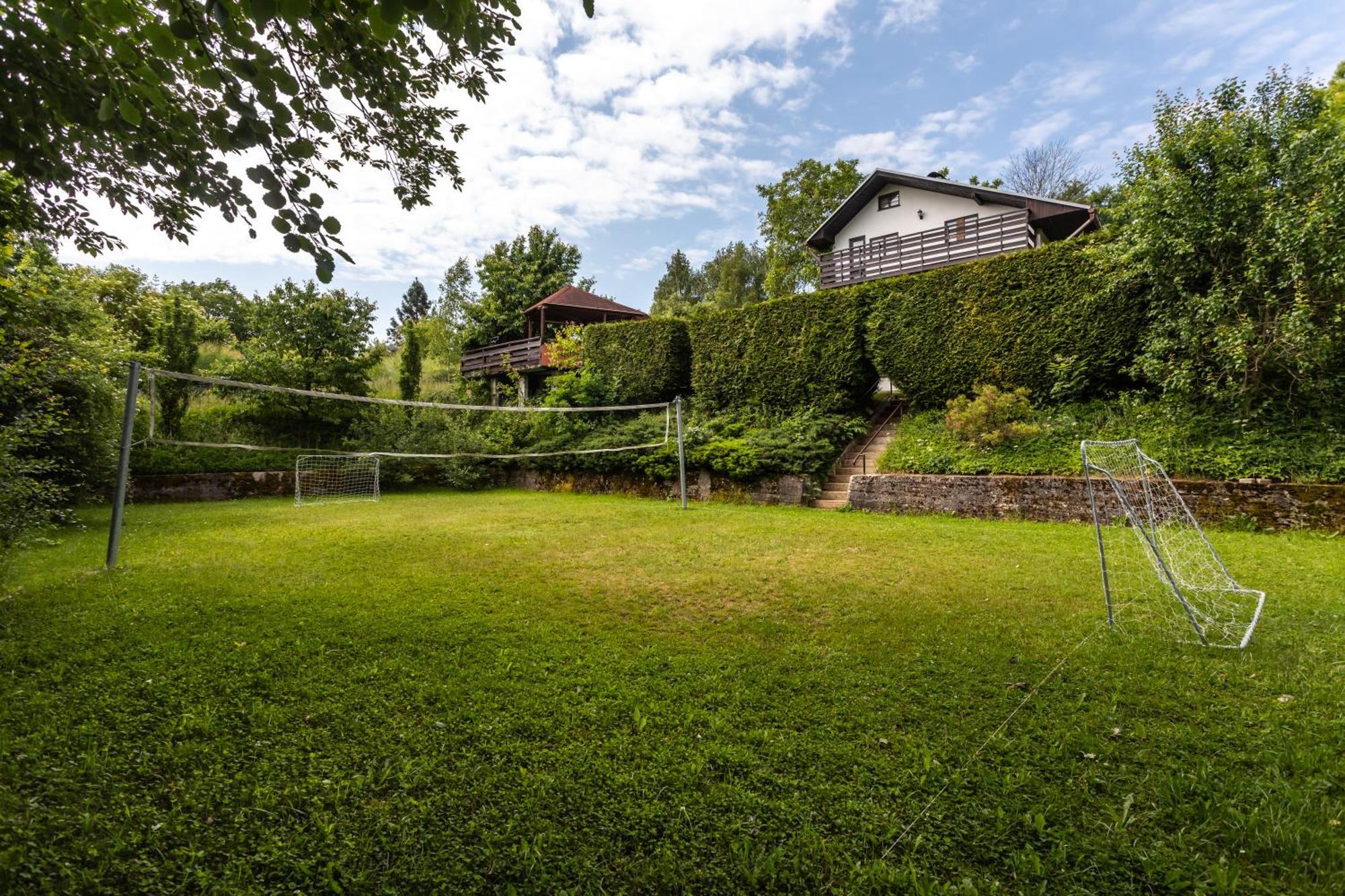 Private Summer House With Swimming Pool, Beach Bar And Pit For Football And Volleyball Hvezdonice Екстериор снимка